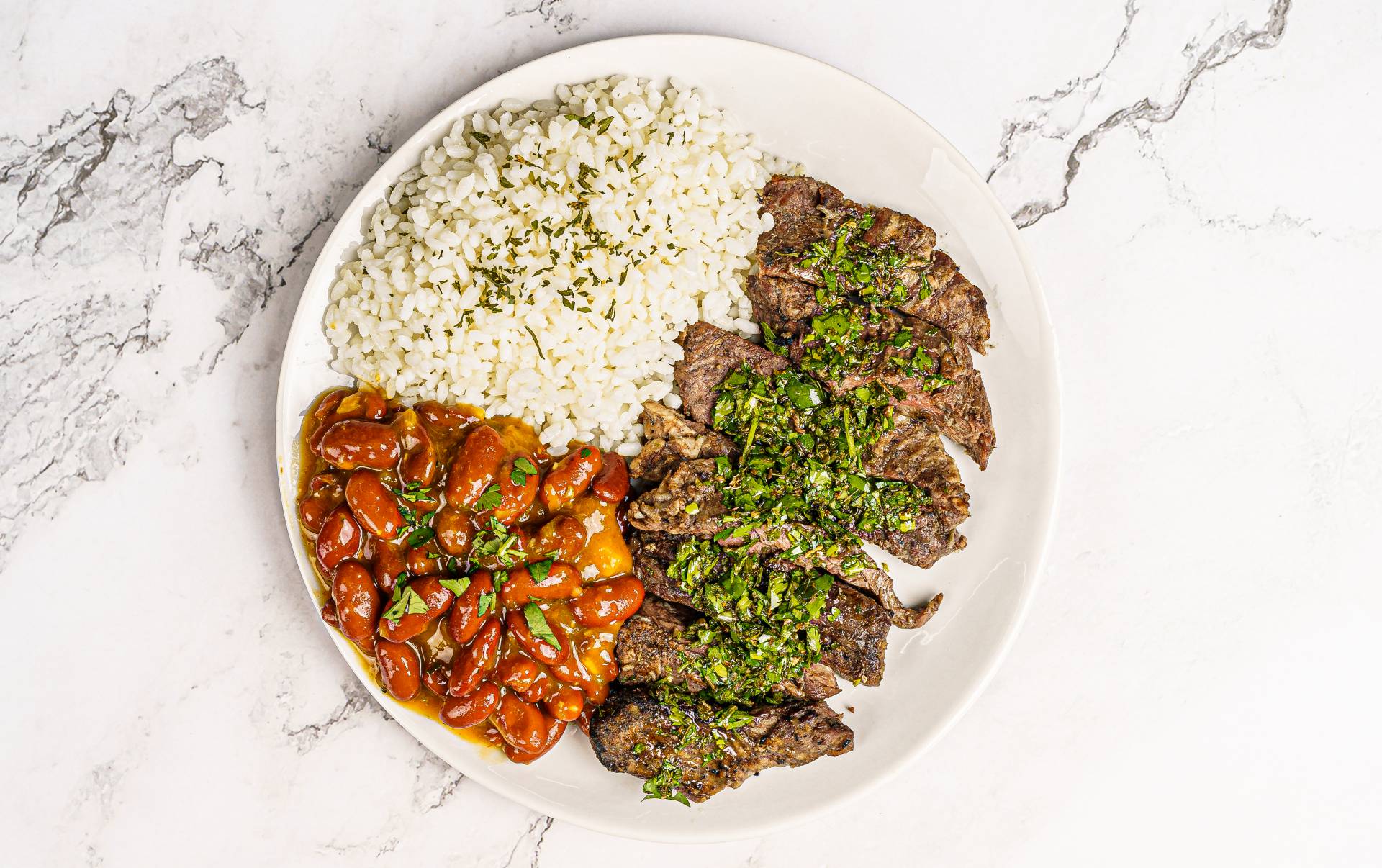 24. Churrasco con Chimichurri y Arroz con Habichuelas Rojas