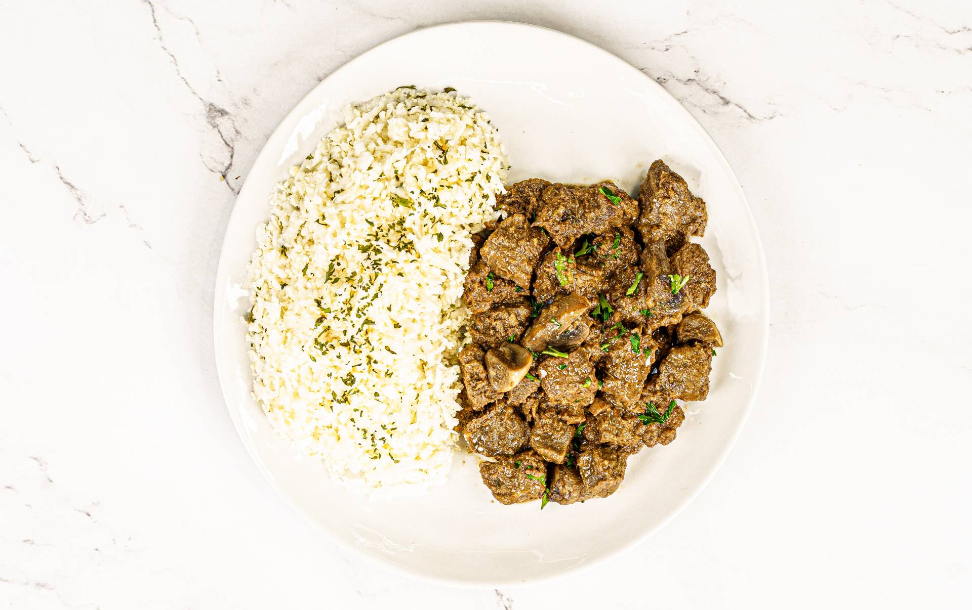 50. Steak Tips en Salsa de Setas / Arroz Coli al Olivo (K)