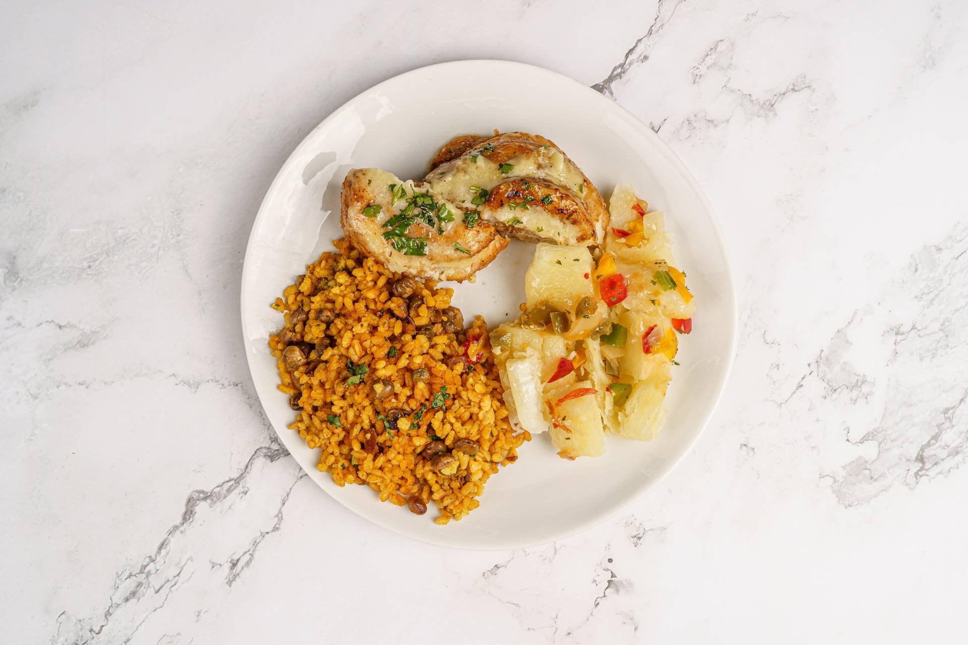 19. Pescado en Crema de Ajo con Arroz con Gandules y Yuca en Escabeche