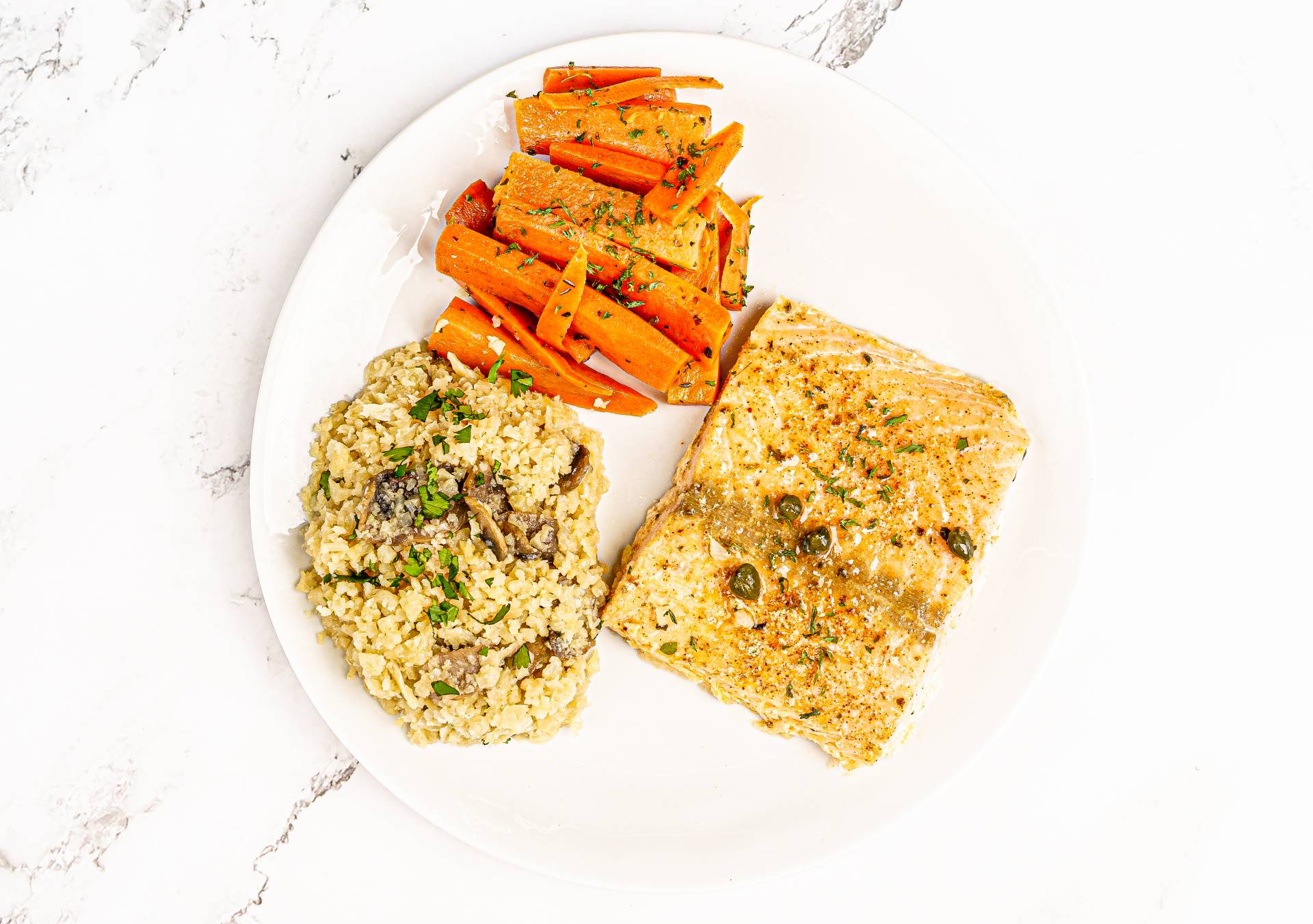 29. Salmón en Salsa Picatta / Zanahorias Rostizadas y Arroz Coli con Setas (Low Carb)