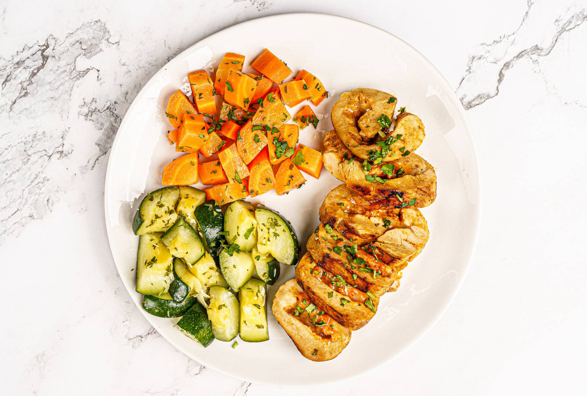 35. Pechuga de Pollo Rellena de Chorizo y Queso / Zuchinni y Zanahorias Salteadas (Keto Diet)