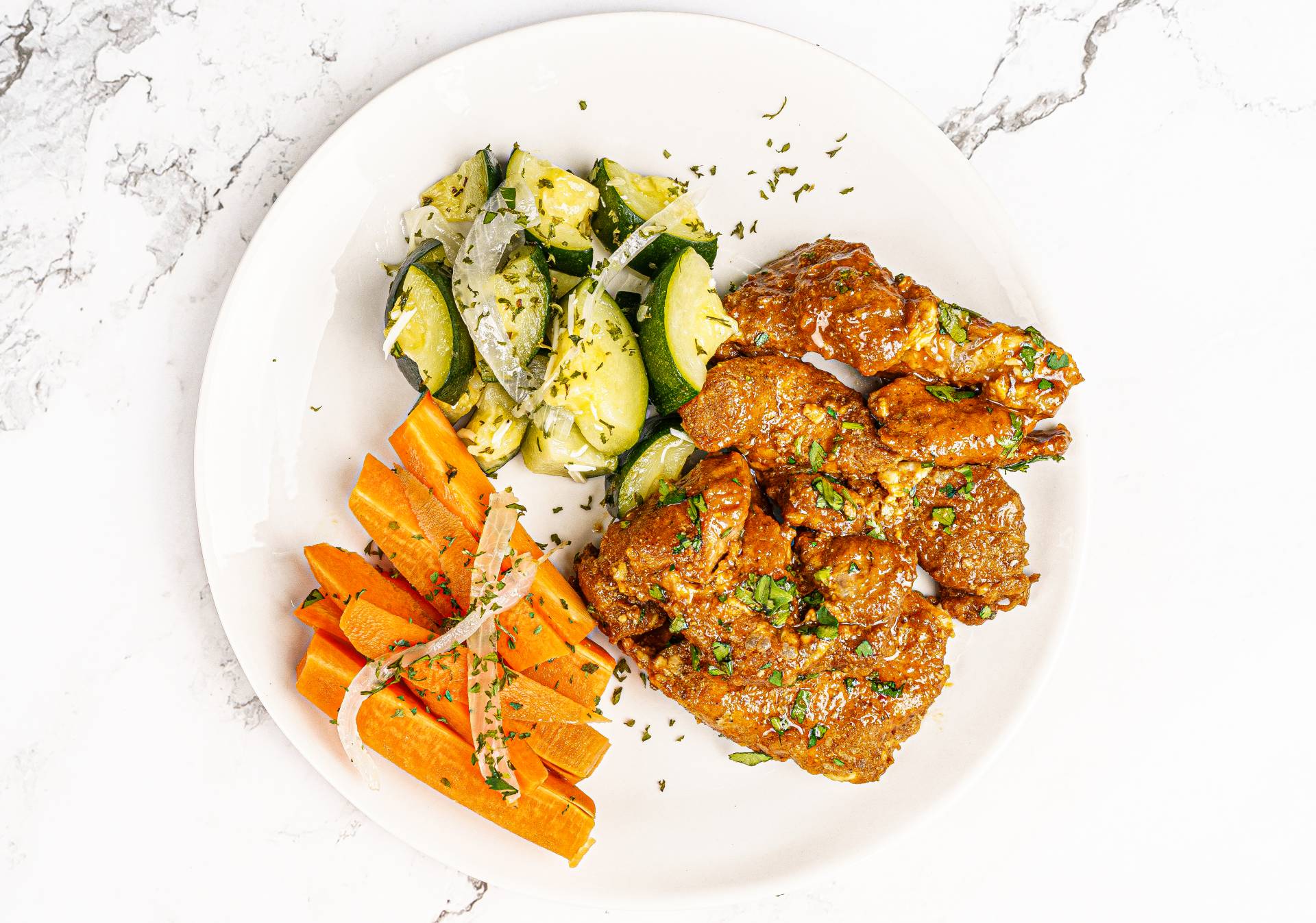 36. Costillas de Cerdo Deshuesadas en Salsa BBQ / Carrot Sticks y Arroz Coli c. Tocineta (Low Carb)