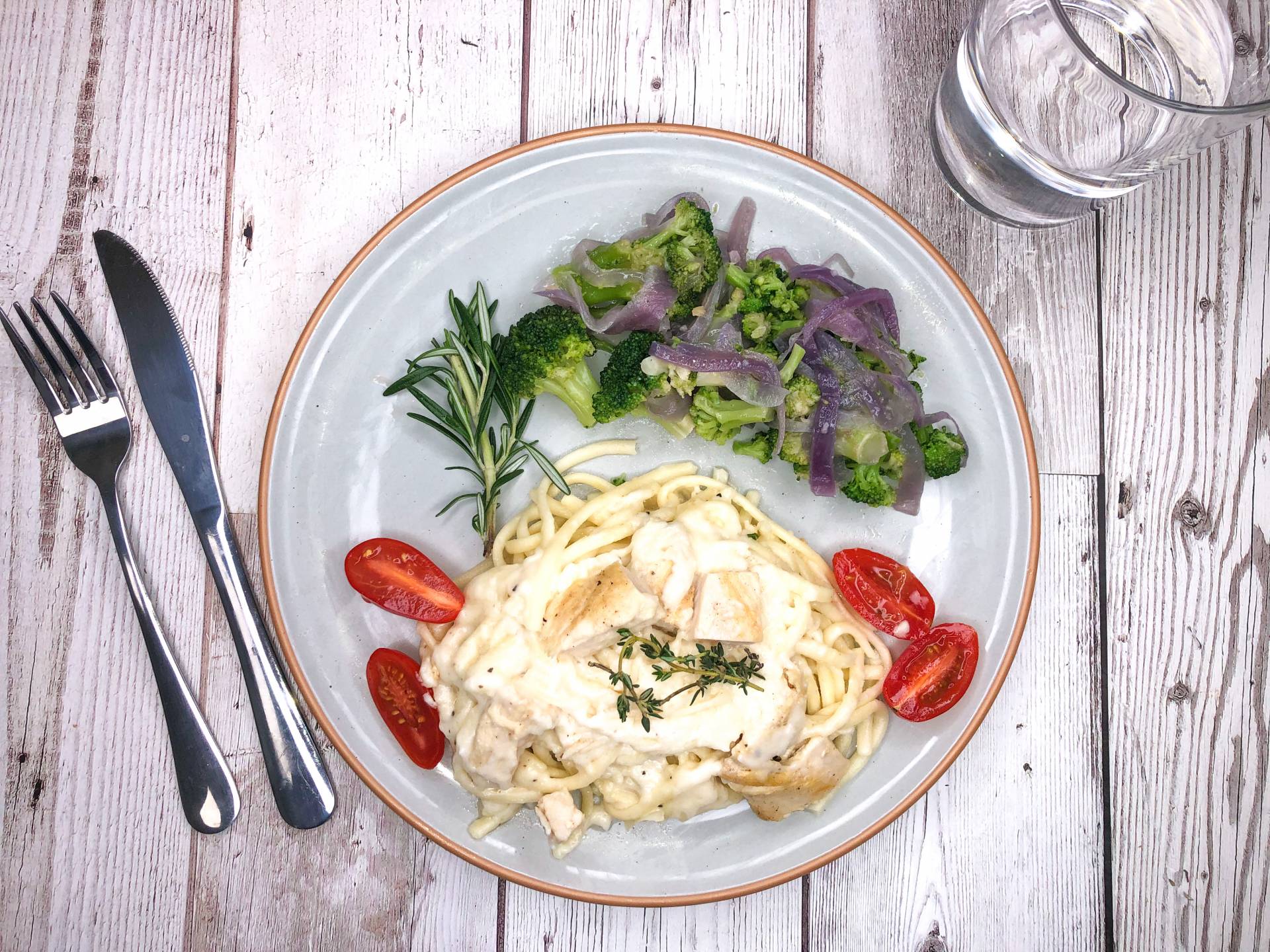 44. Fetuccine de Zucchini en Salsa Alfredo con Tiras de Pollo  (K)