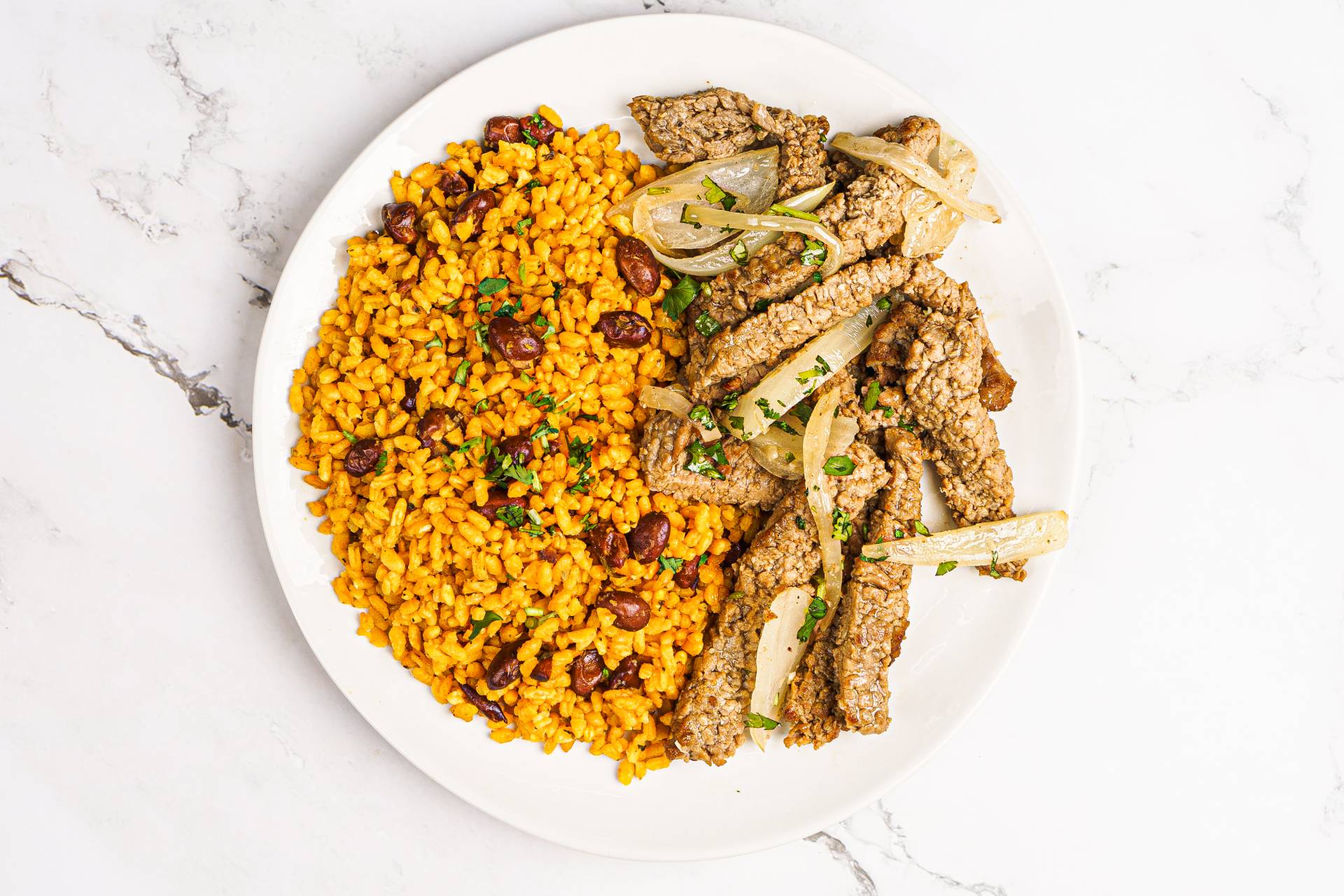 01. Bistec Encebollado y Arroz Mamposteado