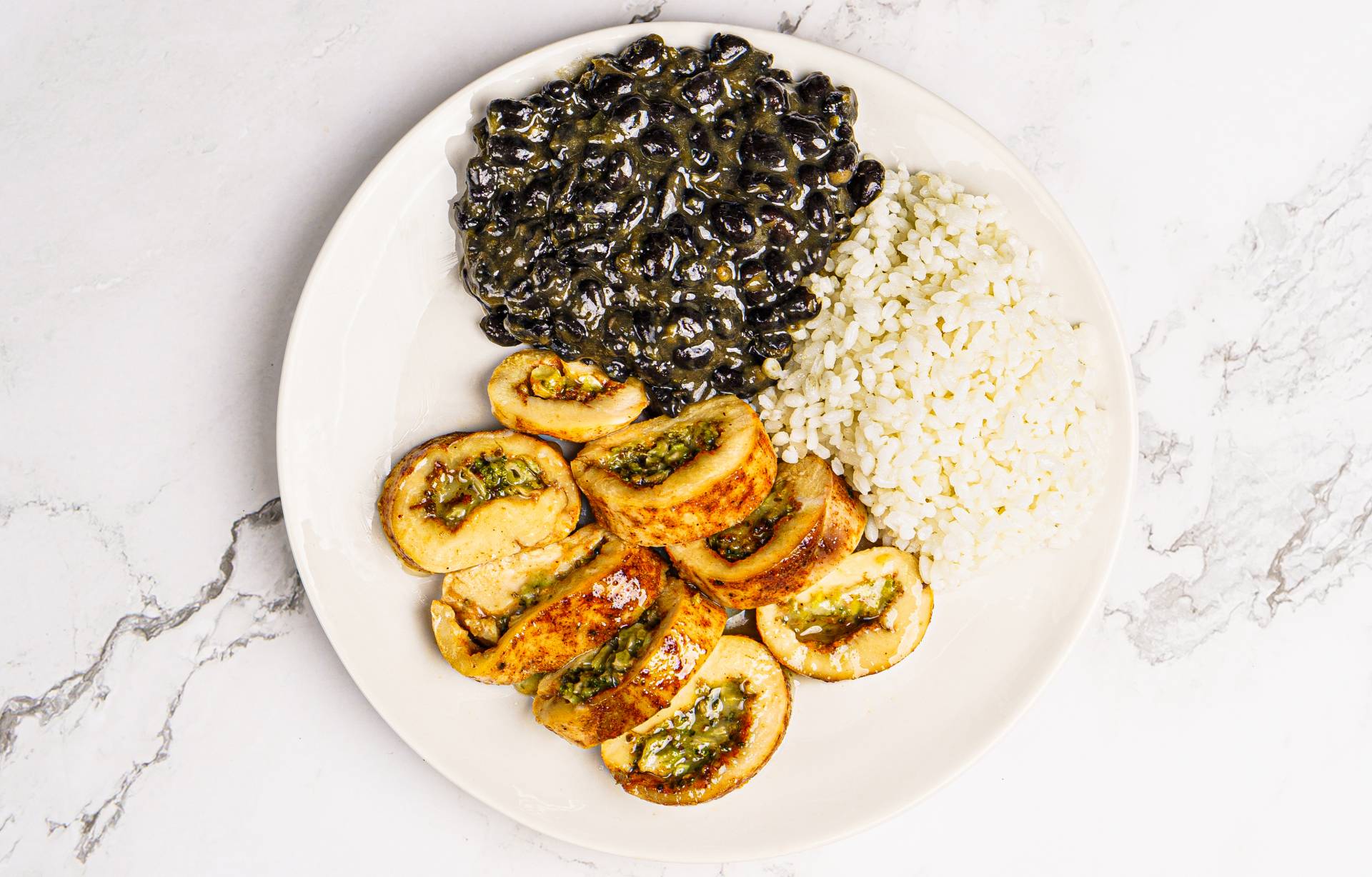 02. Pechuga de Pollo Rellena de Brócoli y Queso y Arroz Blanco con Habichuelas Negras (B)