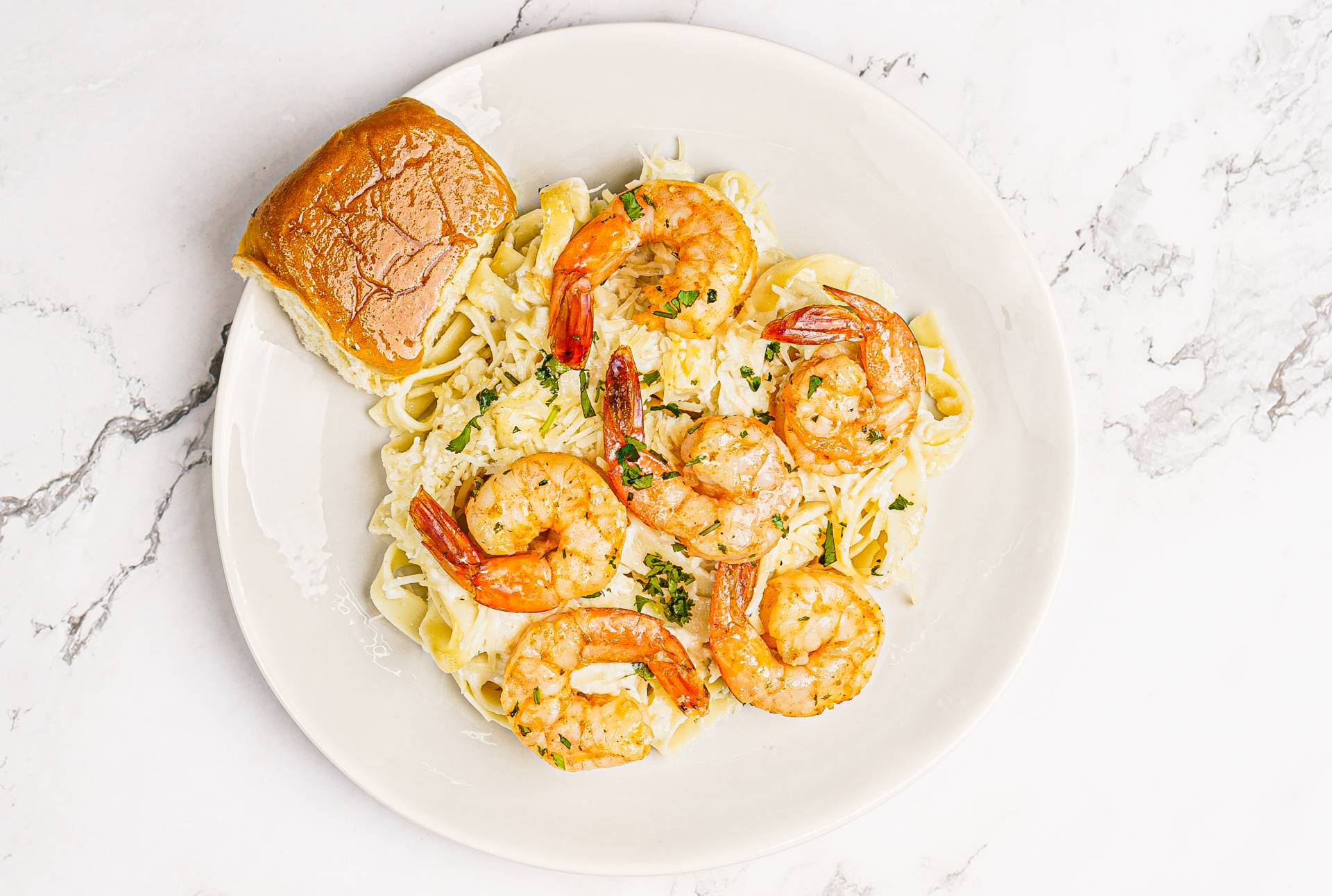 04. Fettuccine con Camarones en Salsa Alfredo y Panecillo