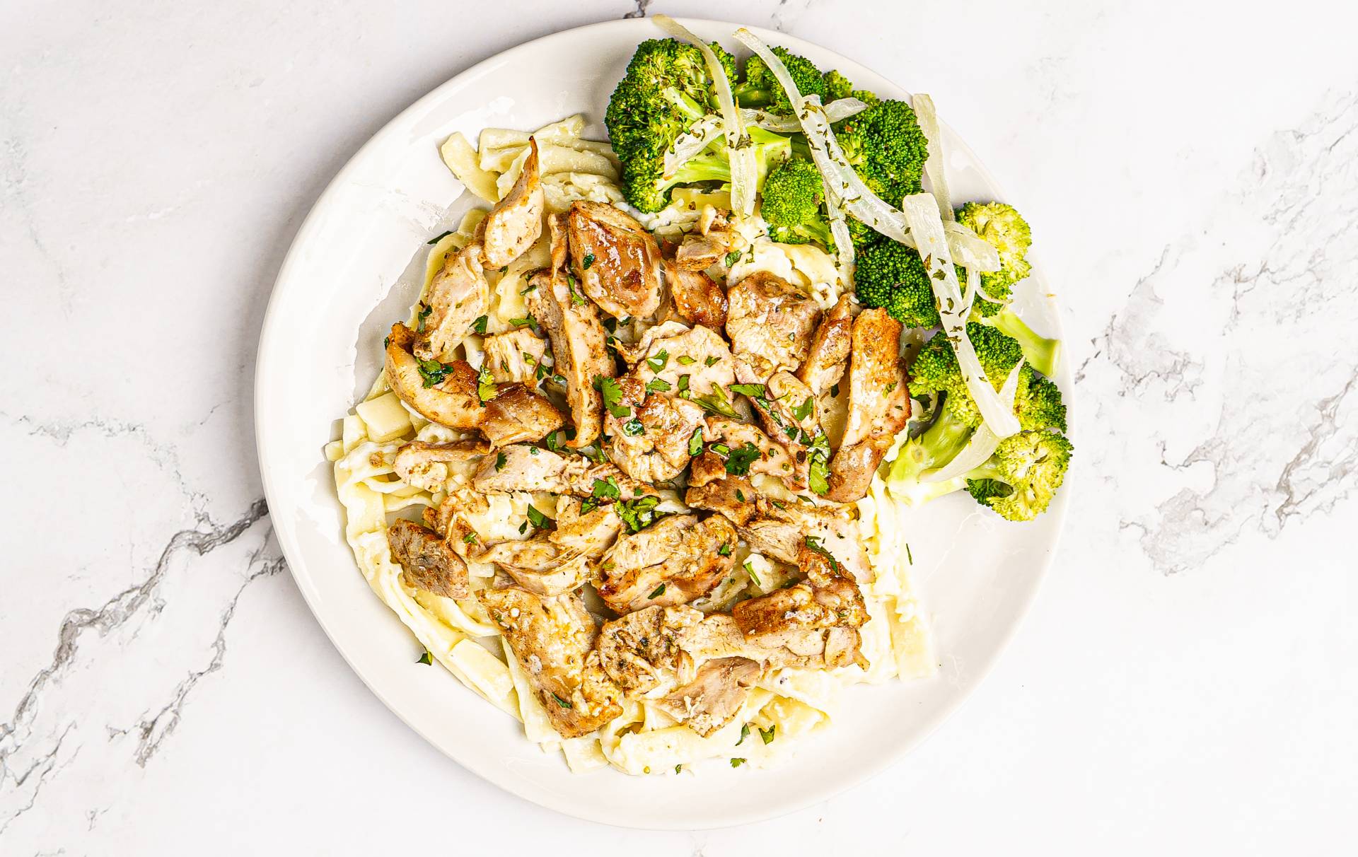 07. Fettucine Alfredo con Pollo / Brócoli y Cebolla (B)