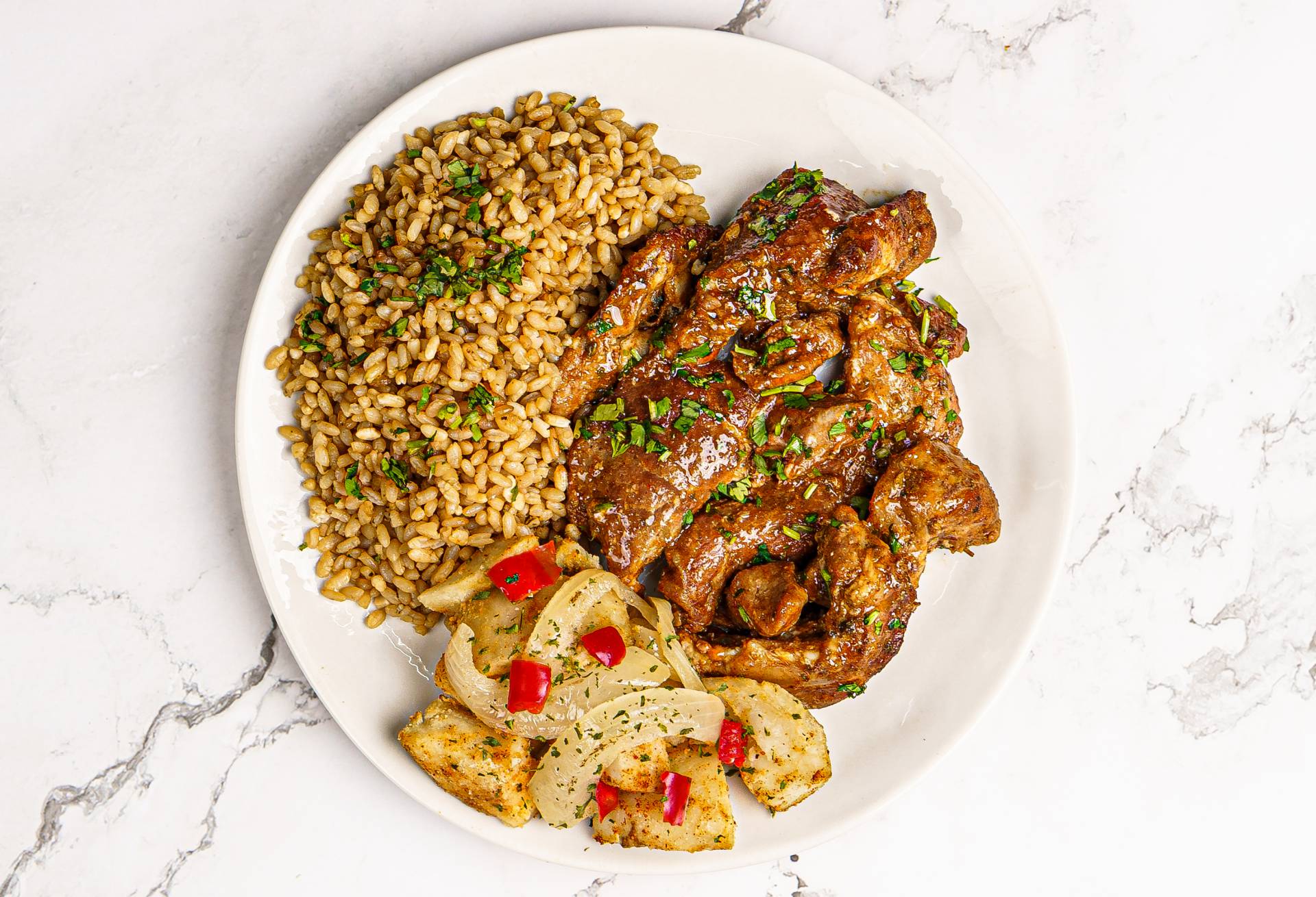 08. Costillas de Cerdo Deshuesadas en Salsa BBQ / Arroz Consomé y Papas Encebolladas (B)