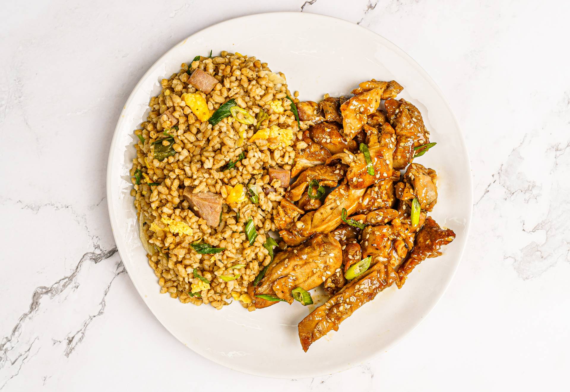 11. Pollo Teriyaki al Sésamo con Arroz Chino
