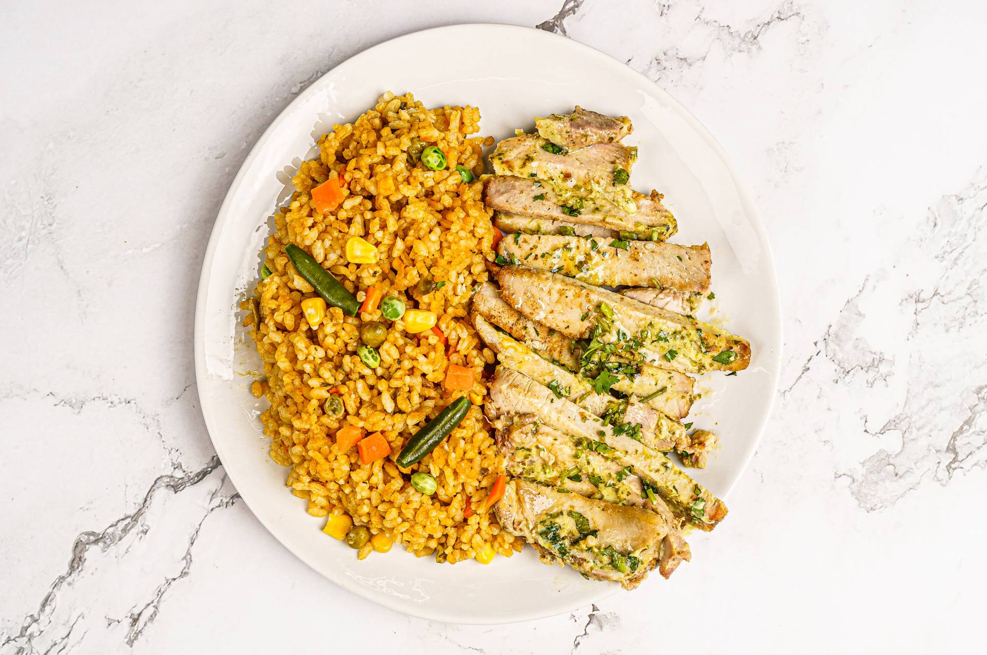 18. Chuleta en Crema de Cilantro / Arroz Primavera (B)