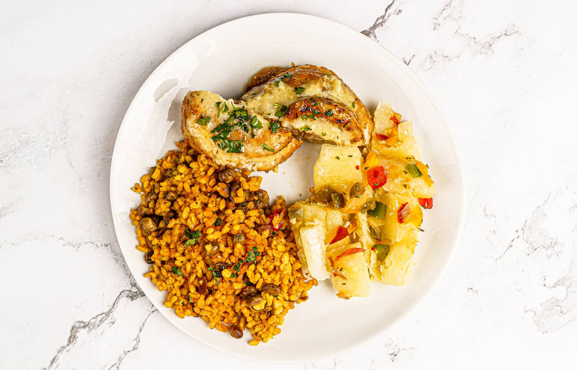 19. Pescado en Crema de Ajo / Arroz con Gandules y Yuca en Escabeche (B)