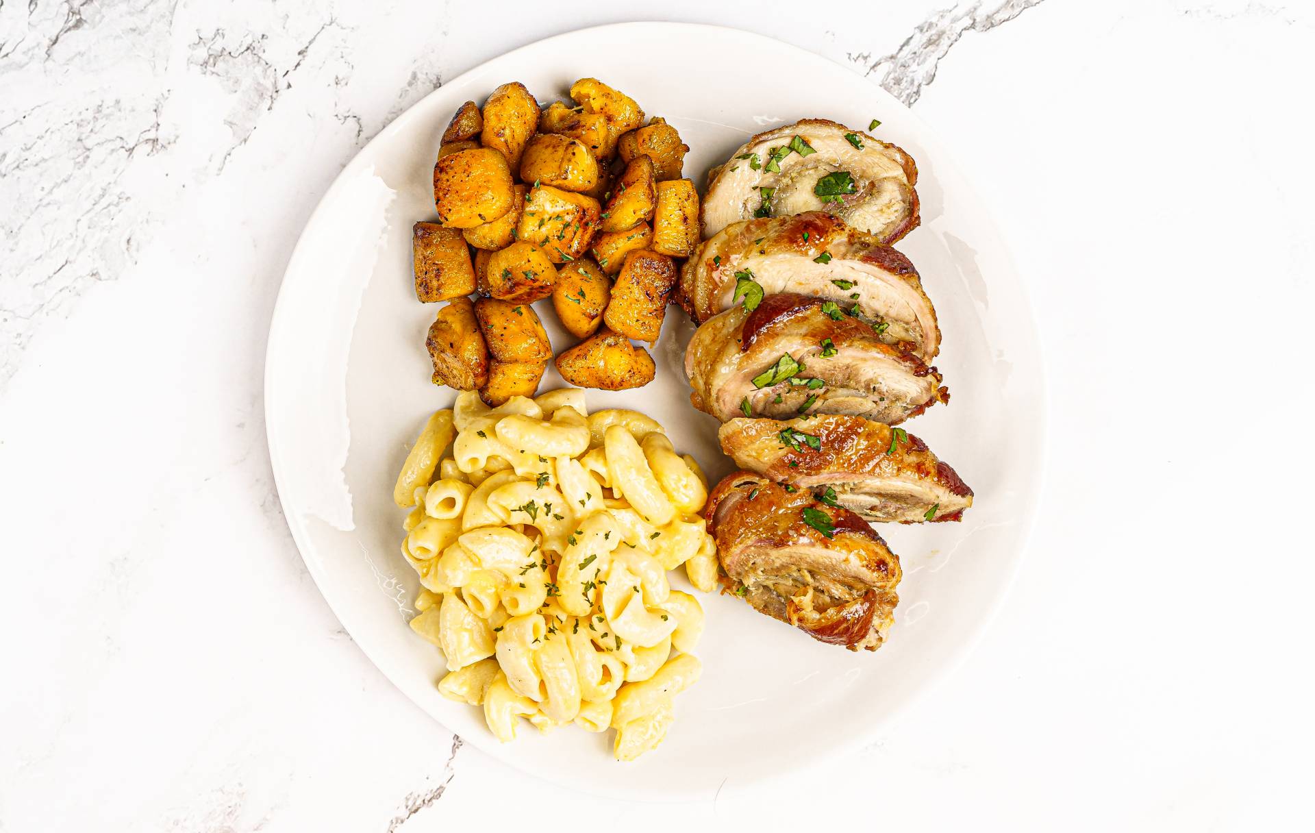 21. Rollitos de Pollo con Tocineta / Mac & Cheese y Amarillitos (B)