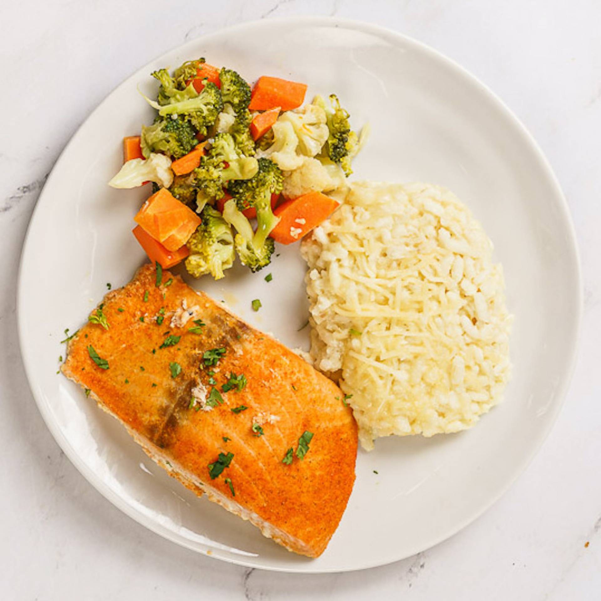 23. Salmon Sellado al Horno con Risotto y Vegetales mixtos