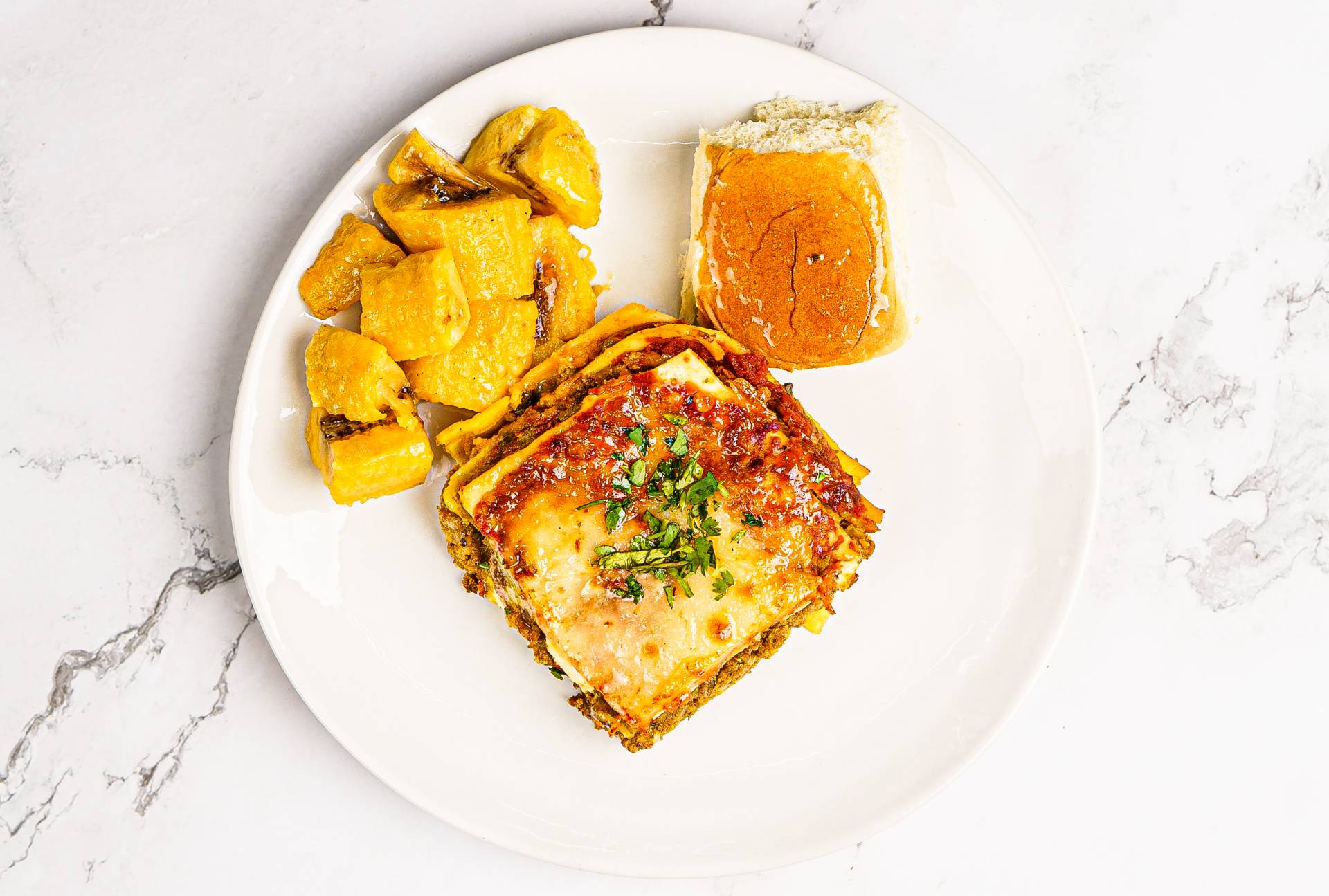 06. Lasagna de Res Tres Quesos con Pan y Amarillitos (B)