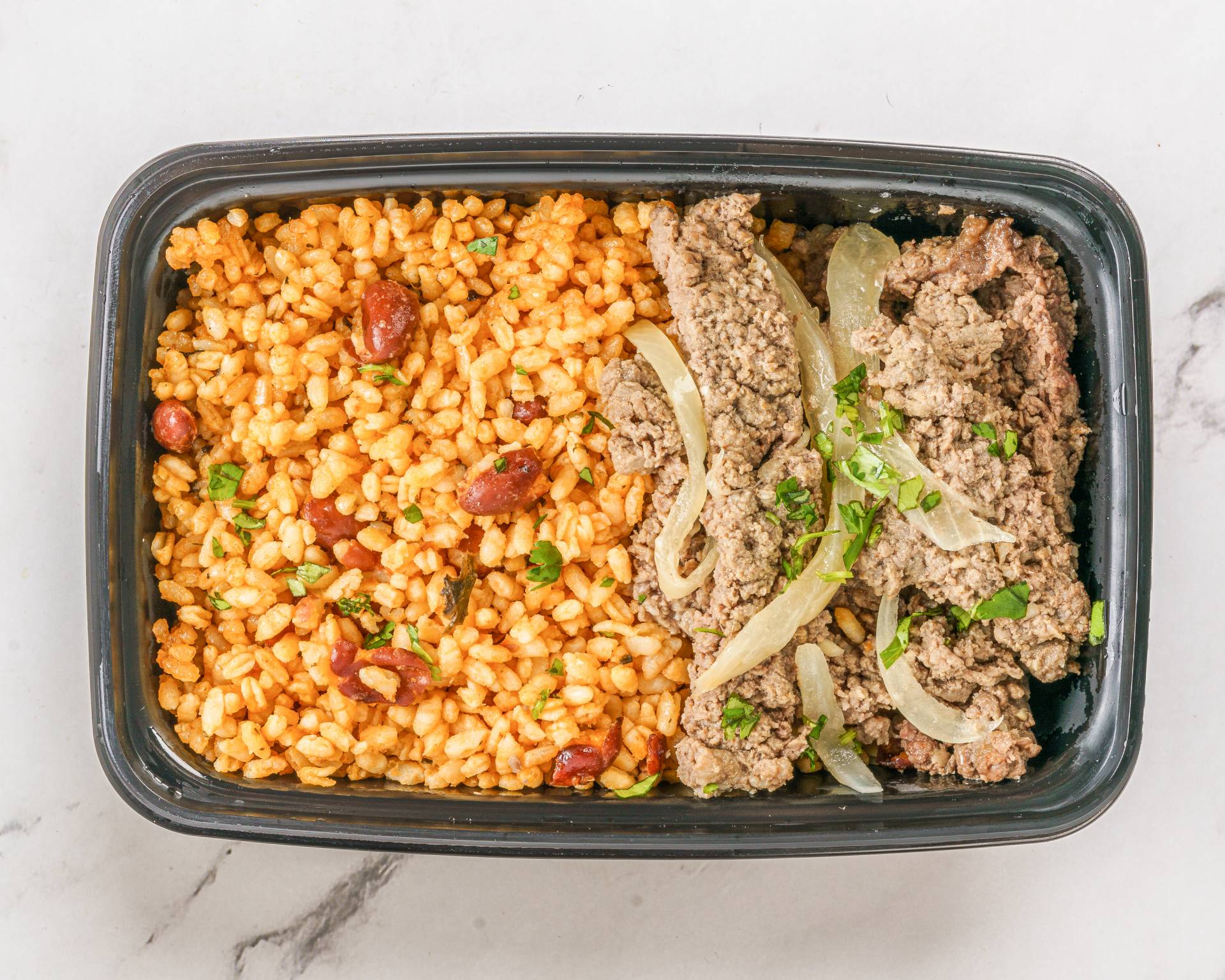 60. Bistec Encebollado con Arroz Mamposteado
