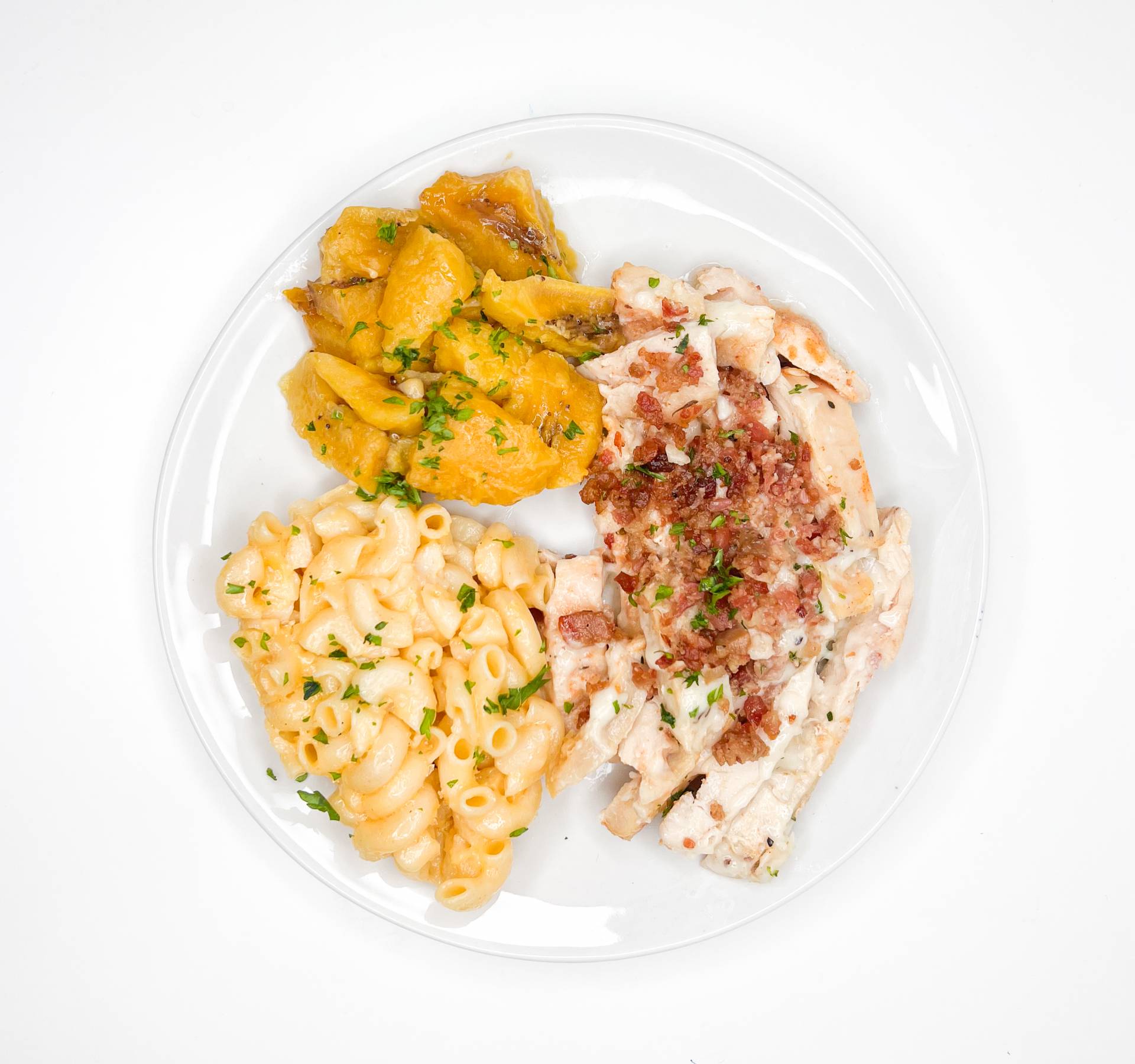 37. Pechuga de Pollo con Salsa Blanca y Bacon bits  / Coli Mac & Cheese