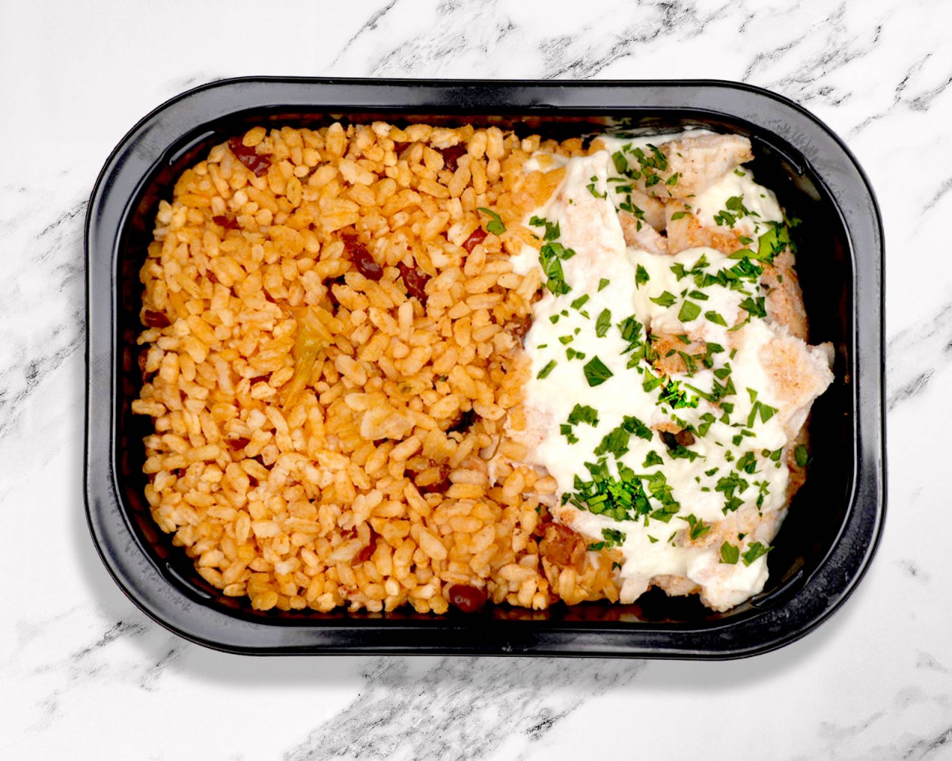 67. Pechuga de Pollo en Salsa Blanca con Arroz Mamposteado